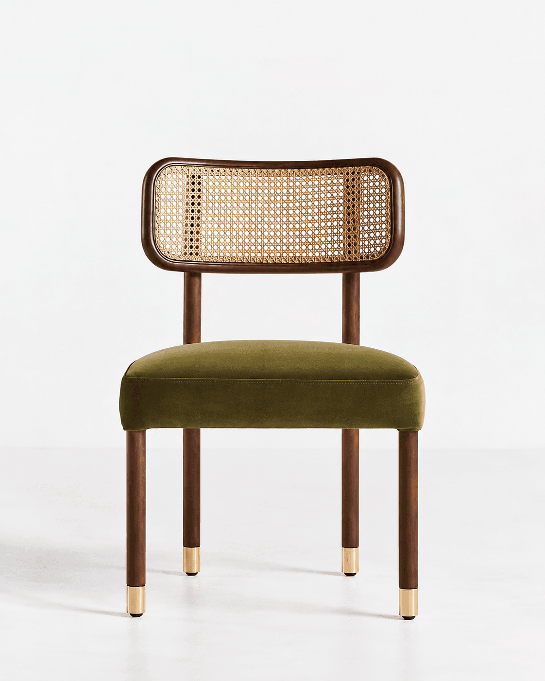LÉNA premium dining chair with rounded natural cane backrest, olive-green upholstered seat, walnut wooden frame and brass-gold foot caps.